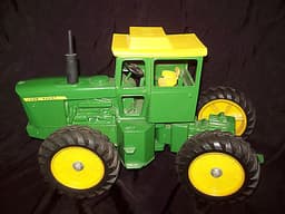 John Deere JD 7520 7020 4WD (1 hole) Tractor 1/16