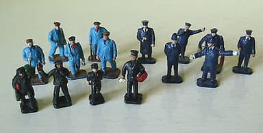 4 MasterModels diecast platform staff + 11 Dinky/Hornby Dublo plastic figures