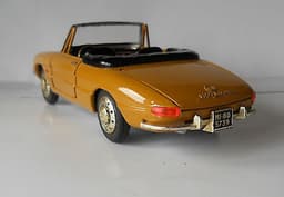 Alfa Romeo Duetto Spider Boatail Yellow Togi 1/23 Diecast Made in Italy
