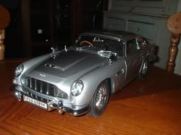 EON PRODUCTIONS JAMES BOND 007 ASTON MARTIN 1/8 SCALE DIECAST MODEL CAR AND MAGS