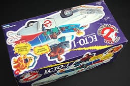 SEALED OLD SHOP STOCK. Kenner THE REAL GHOSTBUSTERS ECTO-1 with German packaging