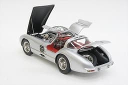 CMC 1/18 DIE CAST MERCEDES BENZ 300 SLR UHLENHAUT COUPE M-076 1955