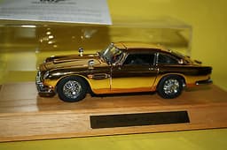 Danbury Mint James Bond Aston Martin DB5 1:24 scale diecast car display case
