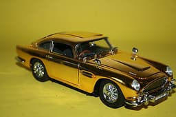 Danbury Mint James Bond Aston Martin DB5 1:24 scale diecast car display case