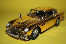 Danbury Mint James Bond Aston Martin DB5 1:24 scale diecast car display case