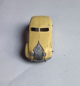 DINKY TOYS - original diecast No.30A - CHRYSLER AIRFLOW SALOON (Cream) 1935-1948