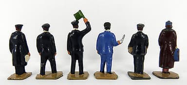 PRE WAR DINKY TOYS / HORNBY SERIES O GAUGE STATION STAFF & PASSENGERS ( EXCELL