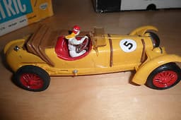%% SCALEXTRIC YELLOW ALFA ROMEO IN WORKING ORDER RARER COLOUR %%