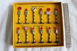 Very Rare - Pre War Dinky 47 Road Signs Free P&P set of 12 Boxed (code A2073)