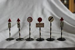 Very Rare - Pre War Dinky 47 Road Signs Free P&P set of 12 Boxed (code A2073)