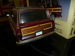 AUTOART JEEP GRAND WAGONEER 1.18 DIE CAST AMERICAN CAR MODEL FSJ
