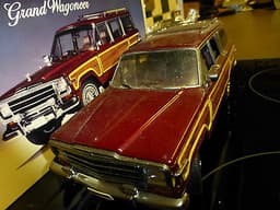 AUTOART JEEP GRAND WAGONEER 1.18 DIE CAST AMERICAN CAR MODEL FSJ