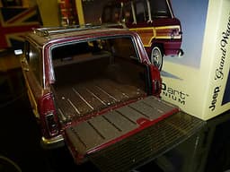 AUTOART JEEP GRAND WAGONEER 1.18 DIE CAST AMERICAN CAR MODEL FSJ