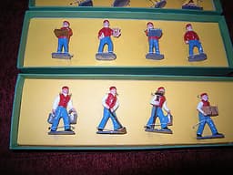 Corgi Chipperfield Circus Figures x 4 sets 1/50 scale 16 diecast figures