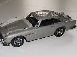 DANBURY MINT ASTON MARTIN JAMES BOND DB5 1/24th SCALE DIE CAST MODEL