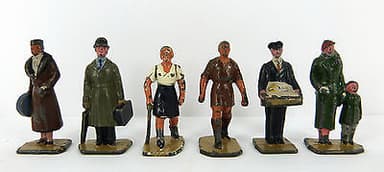 PRE WAR DINKY TOYS / HORNBY SERIES O GAUGE RAILWAY PASSENGERS SET No 3