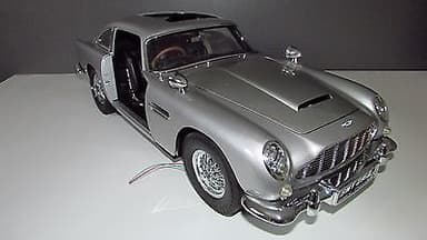Aston Martin DB5 James Bond 007 Goldfinger 1/8 Scale model Car Eaglemoss Spectre