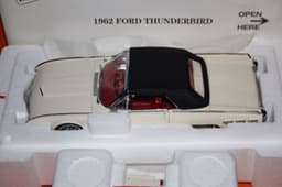 Danbury/Franklin Mint 1962 Ford Thunderbird 1:24 scale diecast car boxed