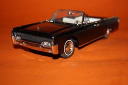 Franklin/Danbury Mint 1961 Lincoln Continental 1:24 scale diecast car both boxes