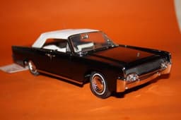 Franklin/Danbury Mint 1961 Lincoln Continental 1:24 scale diecast car both boxes