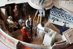 VINTAGE STAR WARS MILLENNIUM FALCON WITH BOX AND FIGURES 1977-1983 KENNER